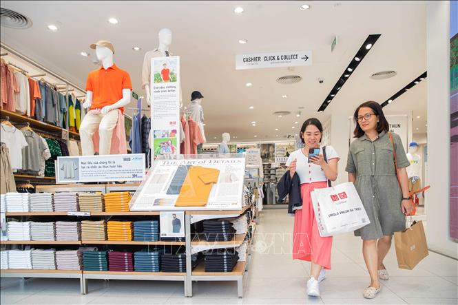 Uniqlo được khách hàng tin dùng bởi quy trình quản lý nghiêm ngặt trong sản xuất. Ảnh: Hoàng Hiếu - TTXVN