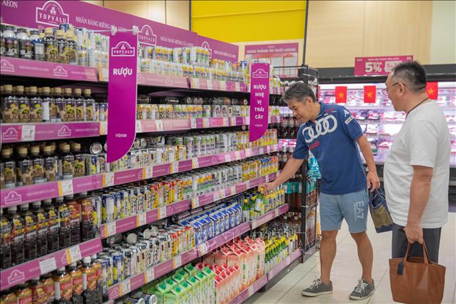 Trong hệ thống AEON, khách hàng có thể chọn mua các sản phẩm với nhãn hàng riêng của siêu thị. Ảnh: Hoàng Hiếu - TTXVN
