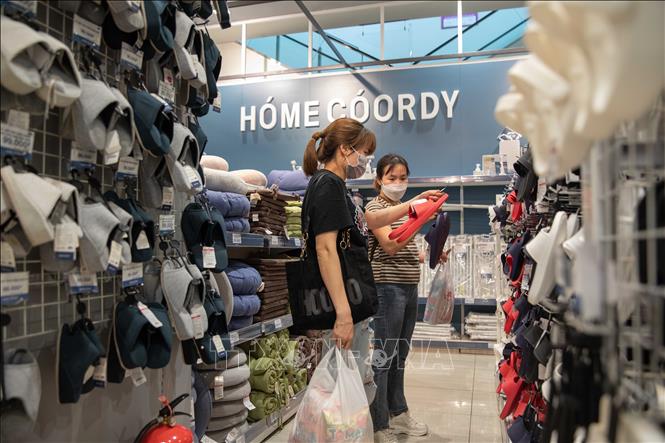 Trong hệ thống AEON, khách hàng có thể chọn mua các sản phẩm với nhãn hàng riêng của siêu thị. Ảnh: Hoàng Hiếu - TTXVN