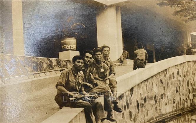 Trong ảnh: Đại tá Trần Văn Thân (thứ hai từ phải sang) cùng các đồng đội tại Dinh Độc Lập trong ngày 30/4/1975. Ảnh: Nhân vật cung cấp