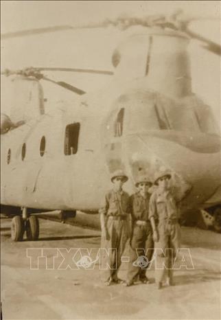 Trong ảnh: Đại tá Trần Văn Thân (đứng ngoài cùng bên trái) cùng các đồng đội tại Sân bay Tân Sơn Nhất trong ngày 30/4/1975 sau khi quân giải phóng đã giành quyền kiểm soát nơi này từ lính ngụy. Ảnh: Nhân vật cung cấp