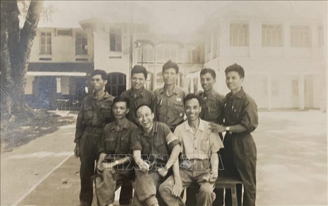 Trong ảnh: Đại tá Trần Văn Thân (đứng giữa, hàng sau) cùng các đồng đội tại sở chỉ huy đặt ở Trường Trung học Phổ thông Lê Quý Đôn (ngày nay thuộc Quận 3, TP Hồ Chí Minh) trong ngày 30/4/1975 sau khi Tổng thống Dương Văn Minh đã tuyên bố đầu hàng vô điều kiện. Ảnh: Nhân vật cung cấp