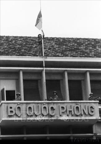 Quân giải phóng cắm cờ chiến thắng trên nóc Bộ Quốc phòng Chính quyền ngụy Sài Gòn ngày 30/4/1975. Ảnh: Hoàng Thiểm - Vũ Tạo – TTXVN
