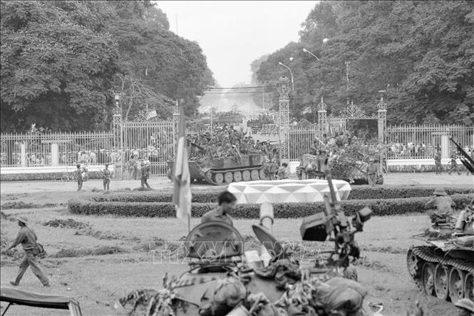 Xe tăng quân Giải phóng chiếm phủ Tổng thống ngụy, trưa 30/4/1975. Ảnh: Quang Thành - TTXVN