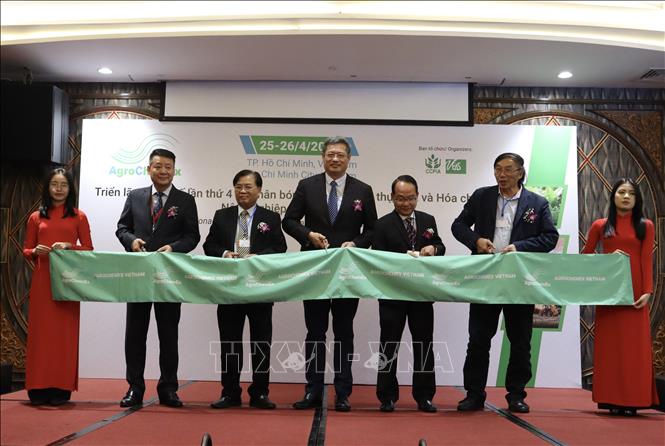 Trong ảnh: Các đại biểu cắt băng khai mạc AgroChemEx Vietnam 2023. Ảnh: Xuân Anh -TTXVN