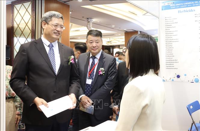 Trong ảnh: Các đại biểu tham quan gian hàng tại triển lãm AgroChemEx Vietnam 2023. Ảnh: Xuân Anh -TTXVN