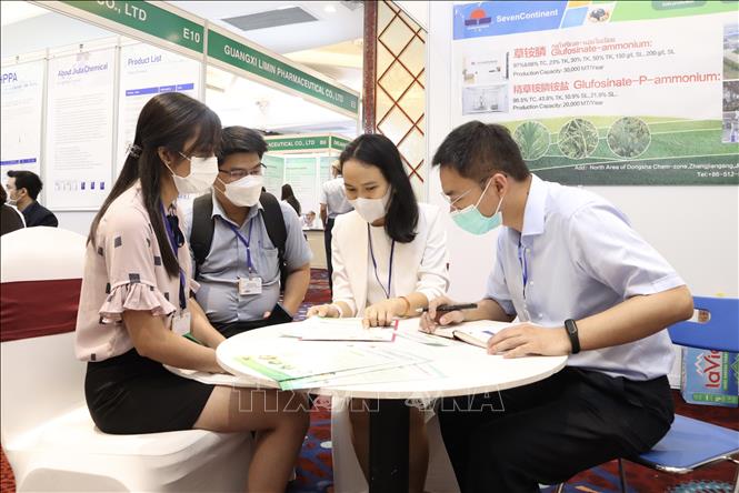 Trong ảnh: Các doanh nghiệp trao đổi cơ hội hợp tác tại triển lãm AgroChemEx Vietnam 2023. Ảnh: Xuân Anh -TTXVN