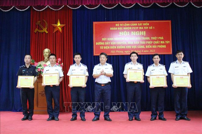 Trung tá Phạm Văn Đồng Đoàn trưởng Đoàn Đặc nhiệm phòng chống tội phạm ma tuý số 1 trao tặng Giấy khen cho các cá nhân. Ảnh: TTXVN phát
