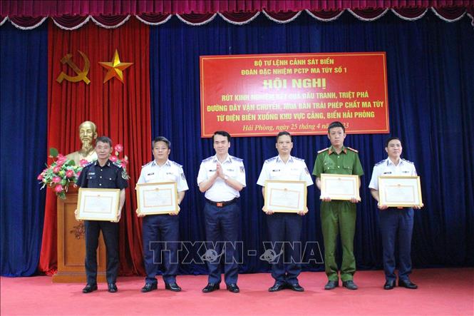 Thiếu tướng Vũ Trung Kiên - Phó Tư lệnh Cảnh sát biển trao tặng Bằng khen cho các tập thể, cá nhân. Ảnh: TTXVN phát

