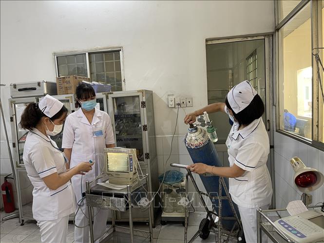 Các nhân viên y tế đang kiểm tra các thiết bị y tế, bình oxi cảnh giác cao với nguy cơ dịch COVID-19 bùng phát lại. Ảnh: Huyền Trang - TTXVN