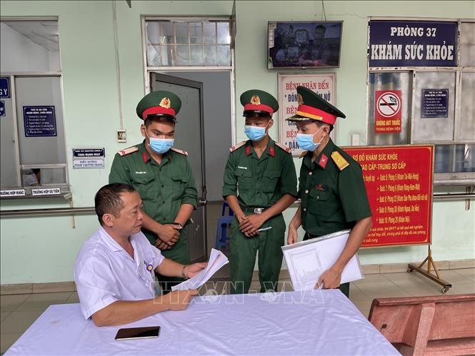 Các nhân viên y tế của Bệnh viện Quân y 4 đang chăm sóc, trả kết quả cho người bệnh. Ảnh: Huyền Trang - TTXVN