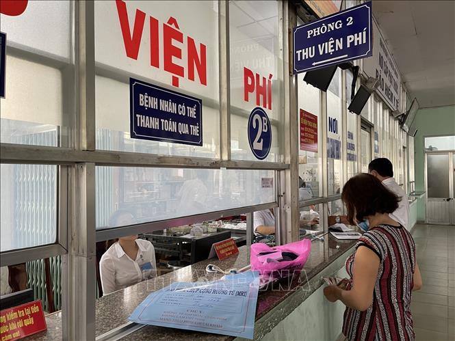 Các nhân viên y tế của Bệnh viện Quân y 4 đang chăm sóc, trả kết quả cho người bệnh. Ảnh: Huyền Trang - TTXVN