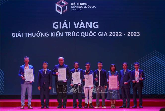 Trưởng Ban kinh tế Trung ương Trần Tuấn Anh và Phó Thủ tướng Trần Hồng Hà trao giải Vàng Giải thưởng Kiến trúc quốc gia 2022 - 2023 cho các công ty đoạt giải. Ảnh: Hoàng Hiếu - TTXVN