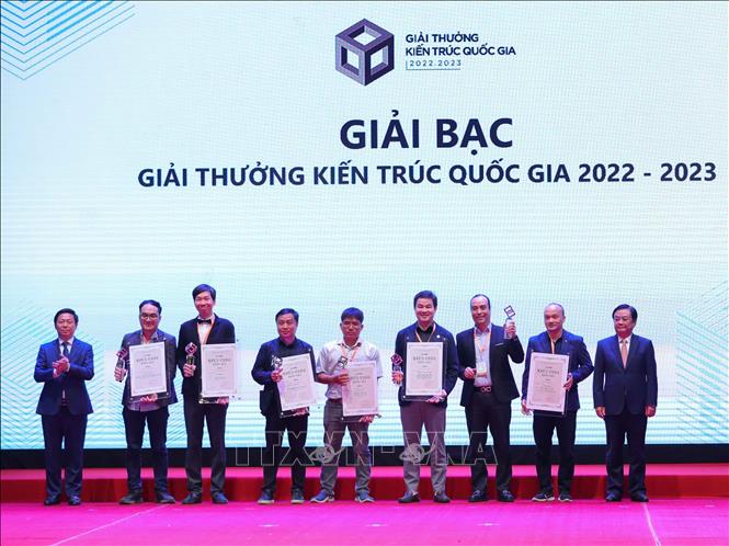 Bộ trưởng Bộ Nông nghiệp và Phát triển nông thôn Lê Minh Hoan và Phó Ban tuyên giáo Trung ương Trần Thanh Lâm trao giải Bạc Giải thưởng Kiến trúc quốc gia 2022 - 2023 cho các tác giả, nhóm tác giả. Ảnh: Hoàng Hiếu - TTXVN