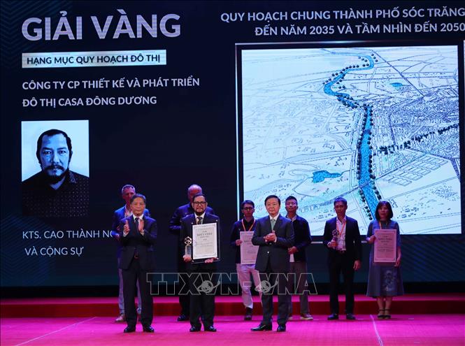 Trưởng Ban kinh tế Trung ương Trần Tuấn Anh và Phó Thủ tướng Trần Hồng Hà trao giải Vàng hạng mục 