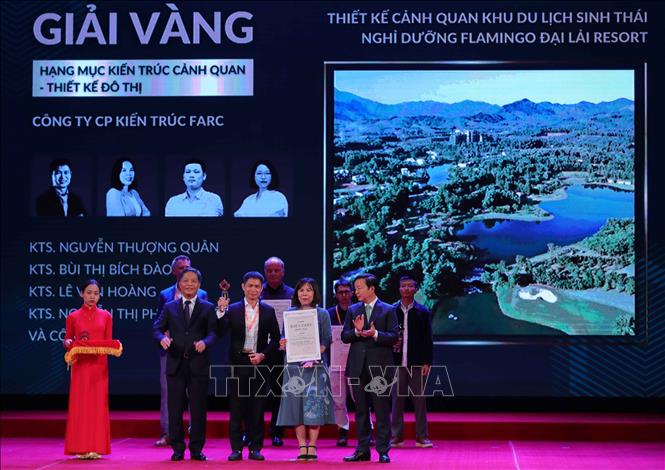 Trưởng Ban kinh tế Trung ương Trần Tuấn Anh và Phó Thủ tướng Trần Hồng Hà trao giải Vàng hạng mục 