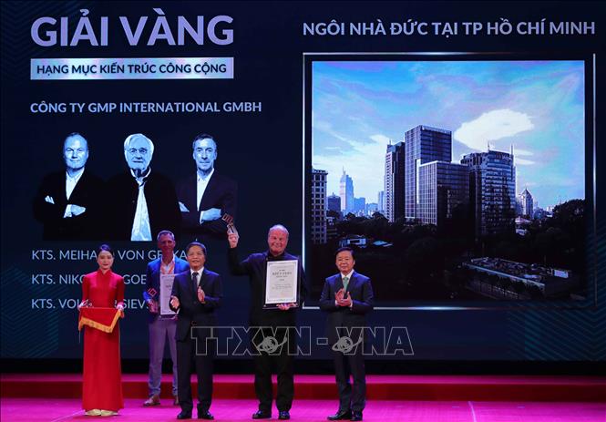 Trưởng Ban kinh tế Trung ương Trần Tuấn Anh và Phó Thủ tướng Trần Hồng Hà trao giải Vàng hạng mục 