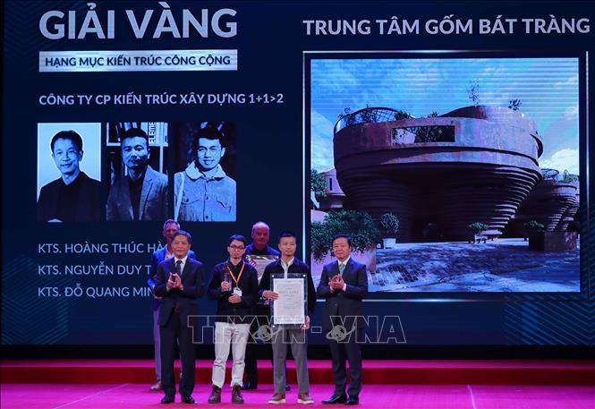 Trưởng Ban kinh tế Trung ương Trần Tuấn Anh và Phó Thủ tướng Trần Hồng Hà trao giải Vàng hạng mục 