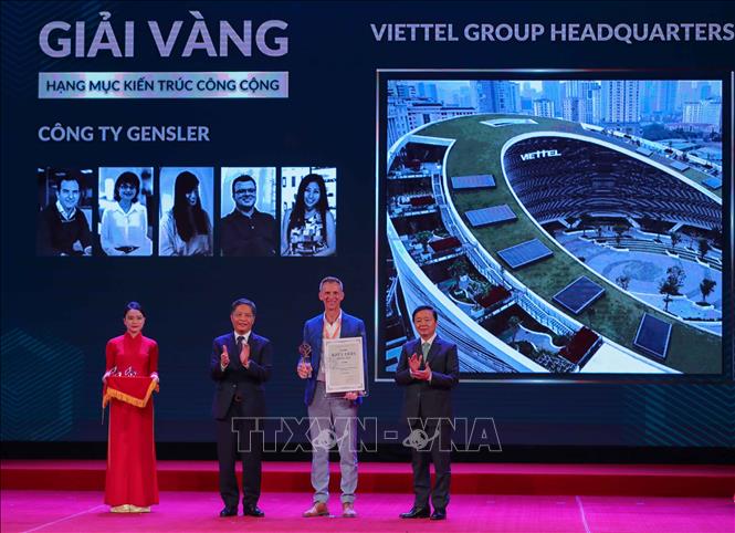 Trưởng Ban kinh tế Trung ương Trần Tuấn Anh và Phó Thủ tướng Trần Hồng Hà trao giải Vàng hạng mục 