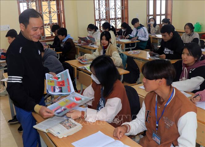 Cán bộ Trung tâm Y tế huyện Vân Hồ phát tờ rơi tuyên truyền về sức khỏe sinh sản cho học sinh. Ảnh: Hữu Quyết – TTXVN