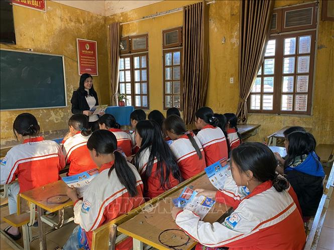 Một giờ học về giới tính, kỹ năng sống của học sinh Trường Tiểu học và Trung học cơ sở Tân Xuân, huyện Vân Hồ. Ảnh: Hữu Quyết – TTXVN