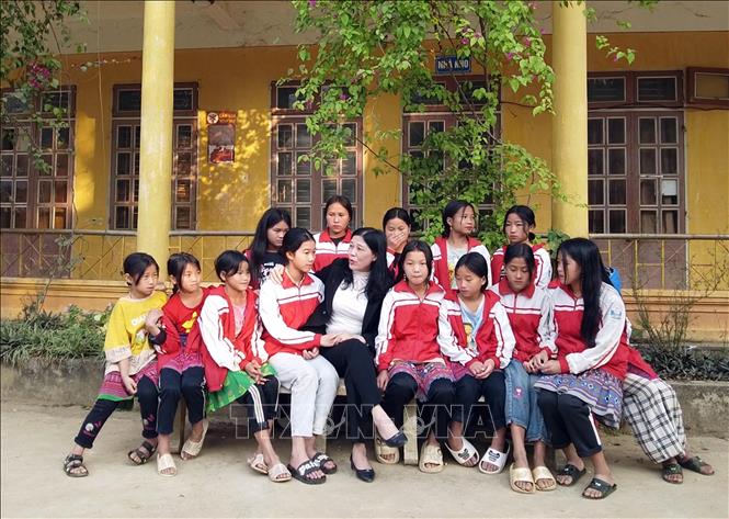 Giáo viên Trường Tiểu học và Trung học cơ sở Tân Xuân, huyện Vân Hồ trò chuyện với các học sinh về giáo dục giới tính trong giờ ngoại khóa. Ảnh: Hữu Quyết – TTXVN