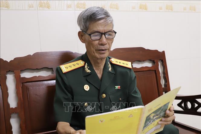 Trong ảnh: Đại tá Trần Văn Thân luôn lưu giữ một cuốn sổ ghi chép, lưu giữ ký ức, kỷ niệm về những năm tháng tham gia Cách mạng, đặc biệt là Ngày giải phóng miền Nam. Ảnh: Hồng Giang - TTXVN