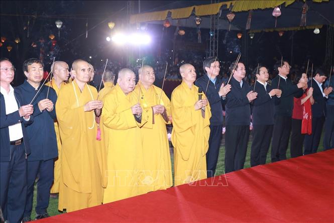 Nghi thức cầu siêu và lễ hội hoa đăng cầu nguyện quốc thái dân an. Ảnh: Hải Yến-TTXVN