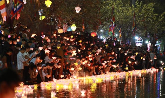 Đại lễ cầu siêu và lễ hội hoa đăng được tổ chức hàng năm, mở đầu cho các hoạt động tại Lễ hội Hoa Lư. Ảnh: Hải Yến-TTXVN