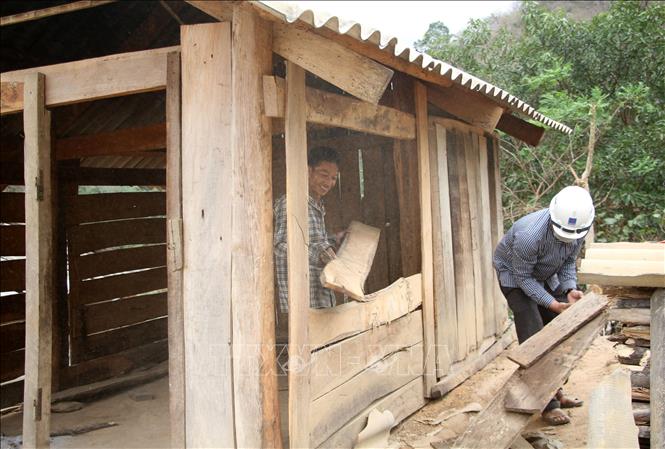 Ngôi nhà cũ xập xệ được dựng từ những tấm gỗ tạp của bà Lô Thị Thanh, bản Nhã Lỳ, xã Tà Cạ, huyện biên giới Kỳ Sơn đang được tháo dỡ để xây dựng ngôi nhà mới kiên cố hơn. Ảnh: Văn Tý-TTXVN
