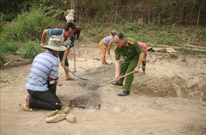 Chính quyền địa phương chịu trách nhiệm hoàn thành nền nhà bê tông đúng kích thước trước khi đơn vị thi công lắp ghép nhà do Bộ Công an, Công an tỉnh Nghệ An hỗ trợ. Ảnh: Văn Tý-TTXVN