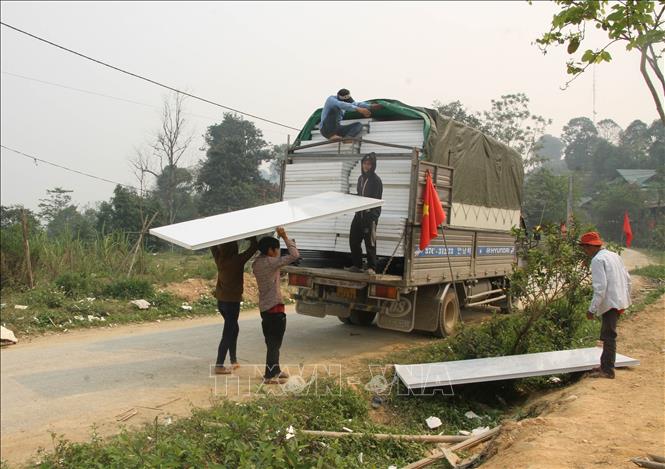 Đơn vị thi công tập kết vật liệu trước khi tiến hành lắp ghép nhà, mỗi ngôi nhà được lắp ghép có trị giá 50 triệu đồng. Ảnh: Văn Tý-TTXVN
