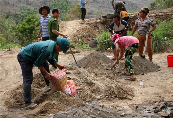 Chính quyền địa phương chịu trách nhiệm hoàn thành nền nhà bê tông đúng kích thước trước khi đơn vị thi công lắp ghép nhà do Bộ Công an, Công an tỉnh Nghệ An hỗ trợ. Ảnh: Văn Tý-TTXVN