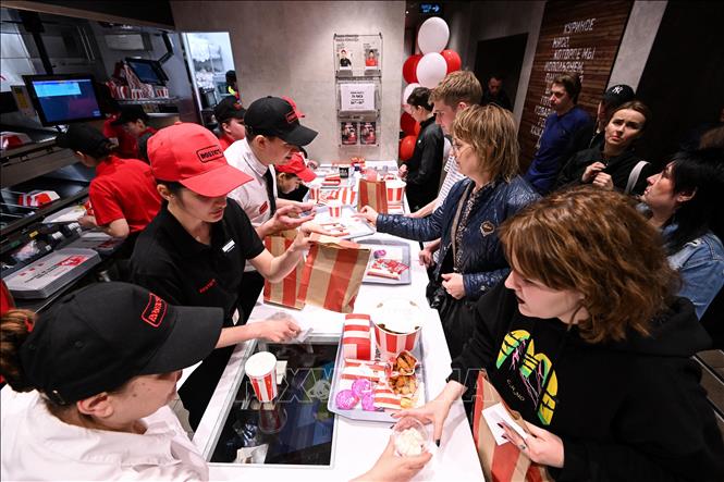 Khách hàng gọi đồ ăn tại cửa hàng gà rán Rostic ở Moskva, Nga, ngày 25/4/2023. Ảnh: AFP/ TTXVN