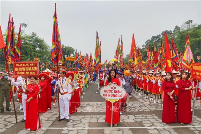 Đoàn rước kiệu của các xã, phường, thị trấn vùng ven về Khu Di tích lịch sử Quốc gia đặc biệt Đền Hùng. Ảnh: Tuấn Đức - TTXVN