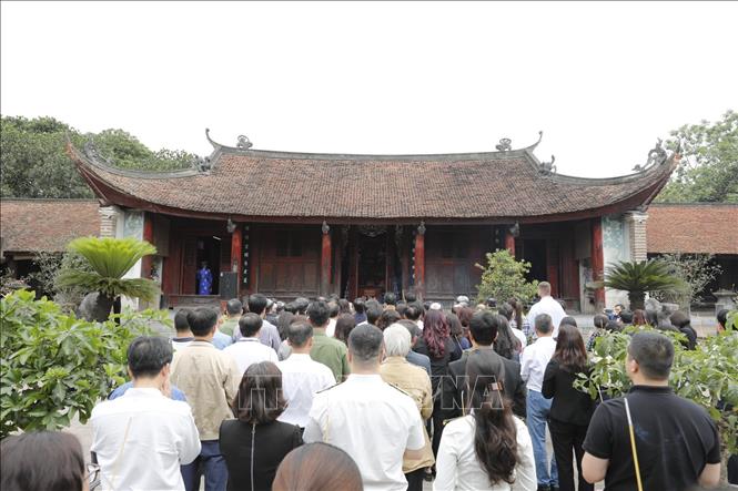 Trong ảnh: Quang cảnh lễ dâng hương. Ảnh: Trần Việt - TTXVN 