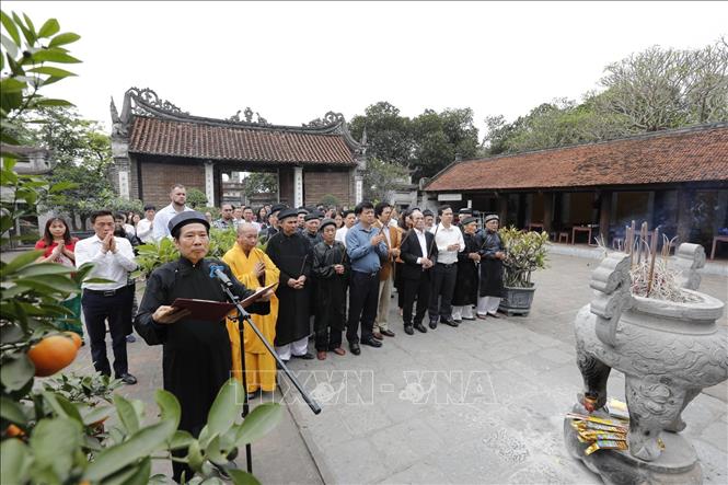 Trong ảnh: Lễ dâng hương tại đền thờ An Dương Vương. Ảnh: Trần Việt - TTXVN 