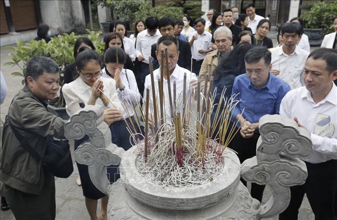 Trong ảnh: Lễ dâng hương tại đền thờ An Dương Vương. Ảnh: Trần Việt - TTXVN 