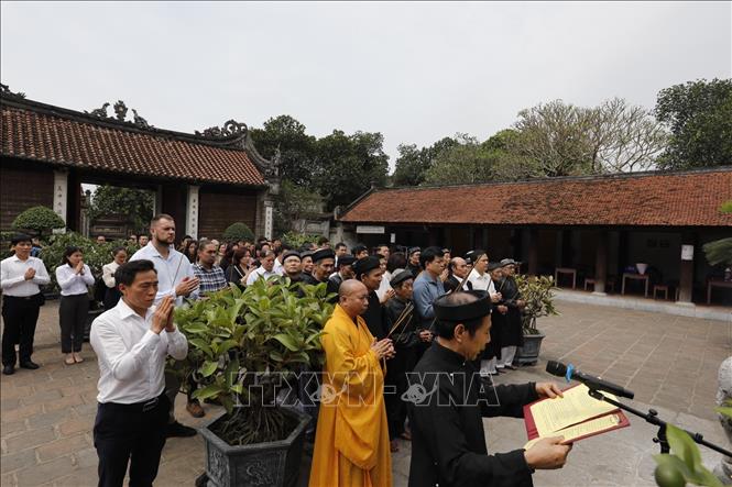 Trong ảnh: Lễ dâng hương tại đền thờ An Dương Vương. Ảnh: Trần Việt - TTXVN 