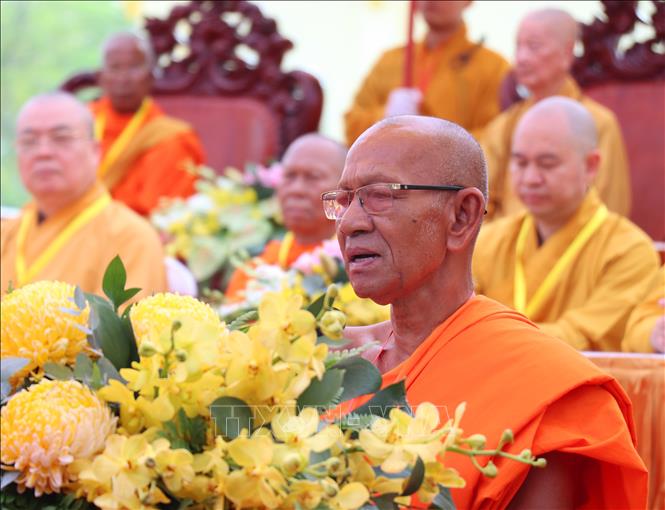 Theo Hòa thượng Đào Như - Phó Chủ tịch Hội đồng Trị sự Giáo hội Phật giáo Việt Nam, Viện trưởng Học viện Phật giáo Nam tông Khmer phát biểu tại buổi lễ.Ảnh: Thu Hiền - TTXVN