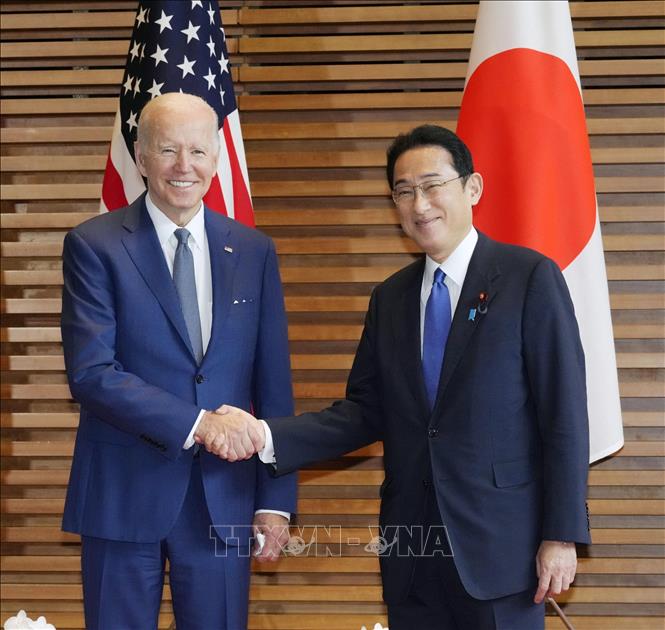 (Tư liệu) Tổng thống Mỹ Joe Biden (trái) trong cuộc gặp Thủ tướng Nhật Bản Fumio Kishida trước Hội nghị thượng đỉnh nhóm Bộ Tứ tại Tokyo, ngày 24/5/2022. Ảnh: KYODO/TTXVN