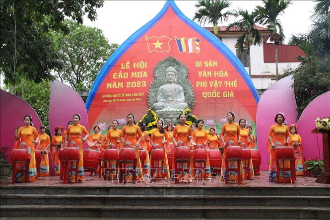Biểu diễn trống hội trong Lễ hội cầu mưa. Ảnh: Mai Ngoan - TTXVN