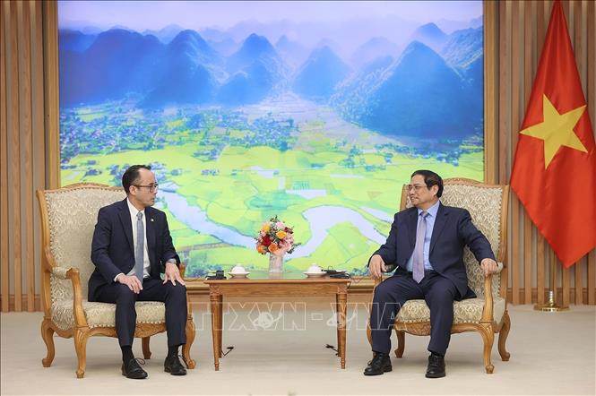 Prime Minister Pham Minh Chinh receives Secretary-General of the Asian Productivity Organisation (APO) Indra Pradana Singawinata in Hanoi on April 26. VNA Photo: Dương Giang
