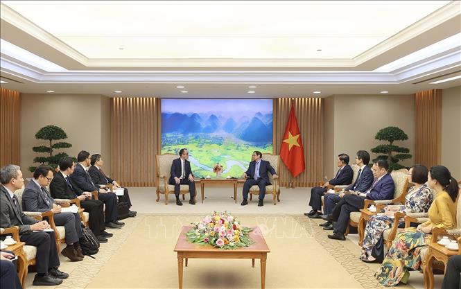 Prime Minister Pham Minh Chinh receives Secretary-General of the Asian Productivity Organisation (APO) Indra Pradana Singawinata in Hanoi on April 26. VNA Photo: Dương Giang