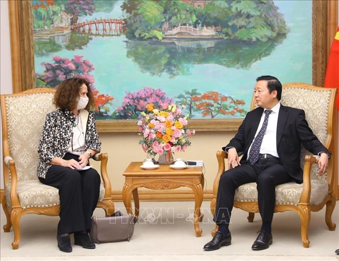 Deputy Prime Minister Tran Hong Ha receives World Bank Country Director for Vietnam Carolyn Turk in Hanoi on April 26. VNA Photo: Văn Điệp