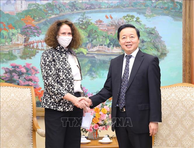 Deputy Prime Minister Tran Hong Ha receives World Bank Country Director for Vietnam Carolyn Turk in Hanoi on April 26. VNA Photo: Văn Điệp