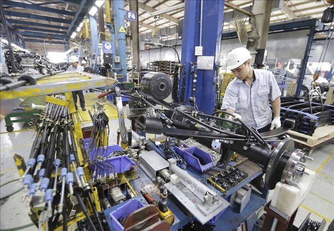 Sản xuất ô tô du lịch tại nhà máy lắp ráp ô tô Ford Hải Dương. Ảnh: Trần Việt - TTXVN
