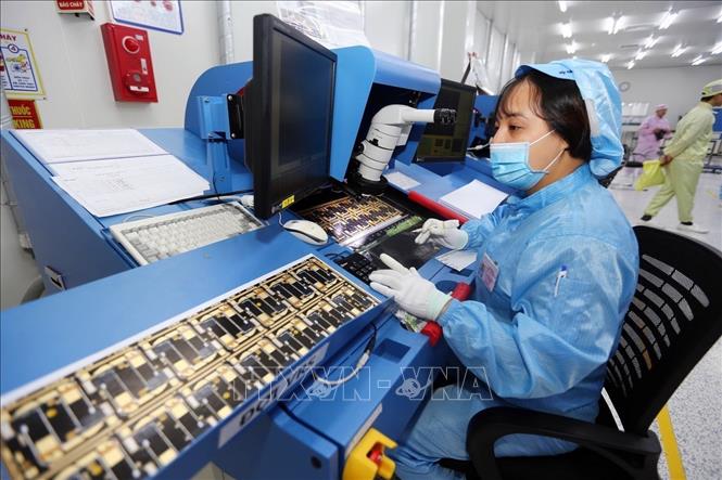 Công nhân Công ty điện tử YPE Vina - Hàn Quốc Kiểm tra sản phẩm bản mạch điện tử. Ảnh: Hoàng Hùng – TTXVN