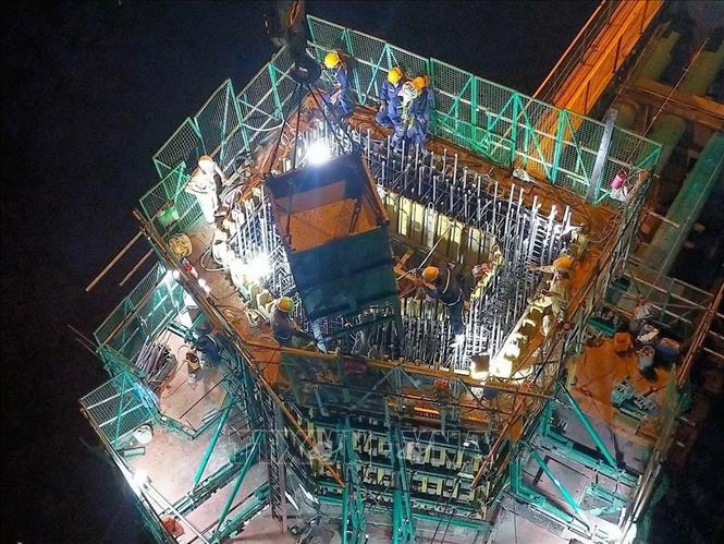 Ứng dụng máy móc hiện đại giúp giảm sức lao động, đẩy nhanh tiến độ thi công tại công trình cầu Mỹ Thuận 2 trên tuyến cao tốc Bắc - Nam tại khu vực Tây Nam Bộ. Ảnh: TTXVN