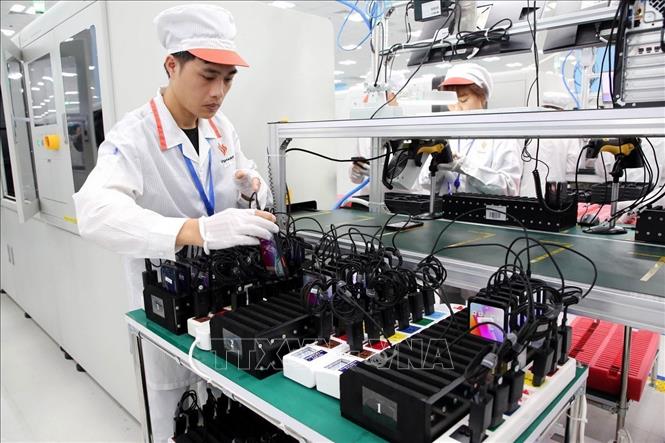 Sản xuất điện thoại thông minh tại Nhà máy của VinSmart giai đoạn 1 tại Khu công nghệ cao (CNC) Hòa Lạc (Hà Nội). Ảnh: Anh Tuấn - TTXVN